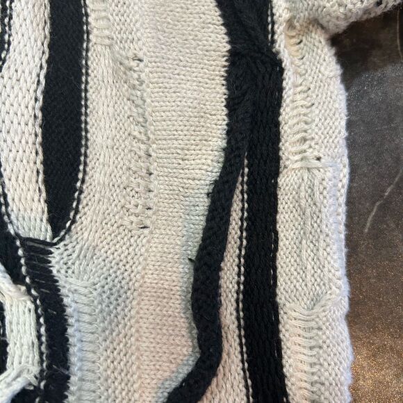 Forever 21 Small Black White Long Sleeve Sweater - Picture 7 of 9